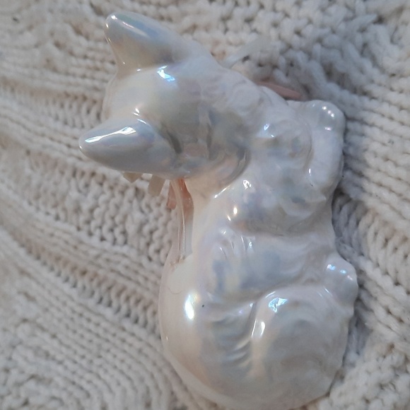 Vintage Irredecent Lustre White Cat Ceramic Figurine with pink & white bow - Picture 4 of 7